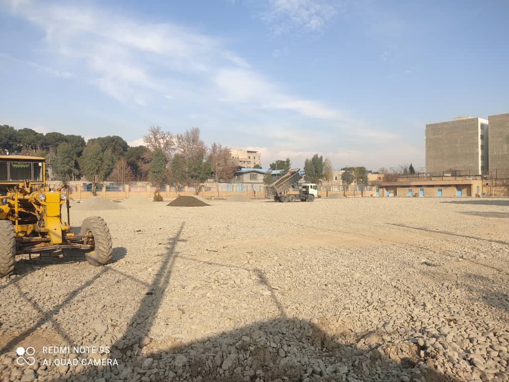 شدت گرفتن فعالیت اجرایی پروژه نصب‌ چمن مصنوعی در زمین فوتبال ورزشگاه تختی شهر احمدآبادمستوفی